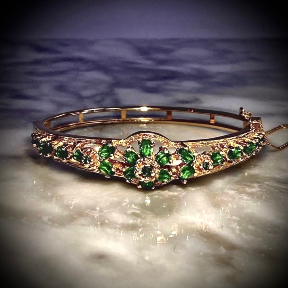 💚Vintage Estate Solid 18k Yellow Gold Genuine Emerald hinged bangle bracelet 💚 - Picture 5 of 10